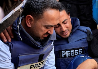 Compañeros del periodista Hassan Aslih, quien murió en un ataque israelí mientras se recuperaba en el Hospital Nasser de un ataque anterior, durante su entierro en Jan Yunis, el 13 de mayo.