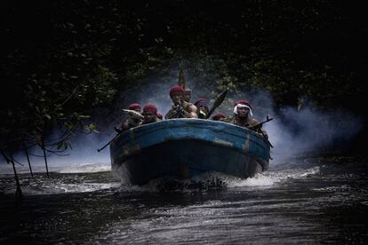 Delta del Níger, julio de 2009. Los hombres de Ateke Tom, uno de los líderes de MEND (Movimiento para la Emancipación del Delta del Níger), regresan al campo 9 después de la inspección de su territorio.