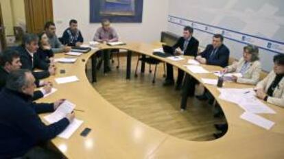 La conselleira de Medio Rural y Mar, Rosa Quintana (2d) preside la reunión de la llamada comisión del Mejillón, integrada por representantes de ese sector, esta tarde en la sede del Gobierno autonómico, en Santiago de Compostela.