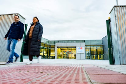 Dos personas salen de un centro de salud de Madrid.