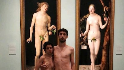 Los 'performers' Adrián Pino y Jet Brühl desnudos rente a los cuadros de 'Adán' y ' Eva' del Museo del Prado.