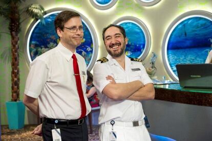Joaquín Reyes y, a la derecha, Alfonso Lara en una imagen de la serie 'Anclados'.