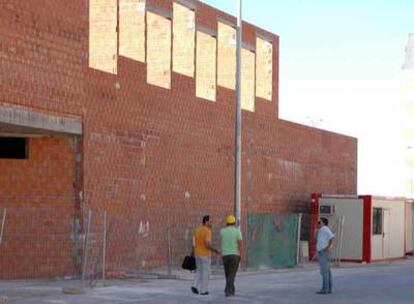 Fachada de la nave en la que murió el albañil rumano Vasile, de 31 años.