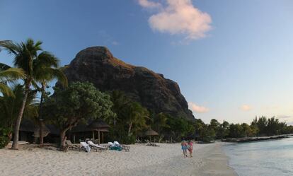 Atardecer en la playa con la montaña Le Morne al fondo.