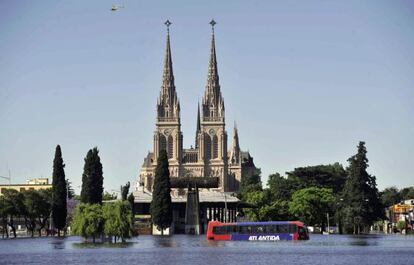 Una calle inundada en la localidad de Luján (Buenos Aires).