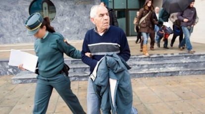 El ex alcalde popular de Llíber José Mas, ayer, es llevado a prisión tras declarar ante la juez del caso en Dénia.