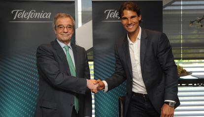 C&eacute;sar Alierta, a la izquierda, y Rafa Nadal, tras la firma del acuerdo