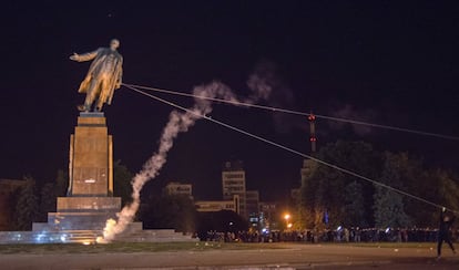 La estatua, una de las más grandes entre las que quedaban en Ucrania tras la desintegración de la Unión Soviética, fue derribada tras casi cuatro horas de intentos por parte de un grupo de manifestantes que llegaron a la plaza tras participar en una marcha bajo el lema "Járkov no es Ucrania".