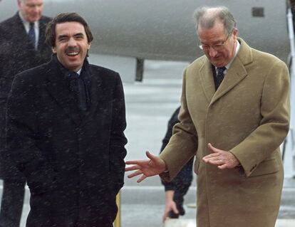 El presidente del gobierno español, José María Aznar (i) ríe mientras habla con el rey Alberto II de Bélgica (d) a su llegada al aeropuerto militar de Melsbroek, cerca de Bruselas (Bélgica), 30 de diciembre de 2001.