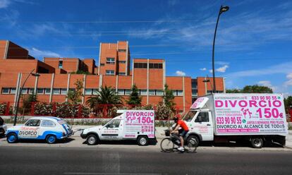 Un 600, una Citroën C15 y un camión, en un aparcamiento de Leganés.