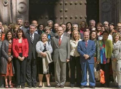 Los integrantes del grupo socialista en el Parlamento de Andalucía, entre ellos, Manuel Chaves (centro), posan en Sevilla.