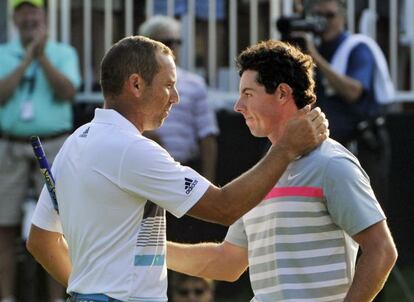 Sergio Garcia felicita a McIlroy durante el torneo disputado en Ohio