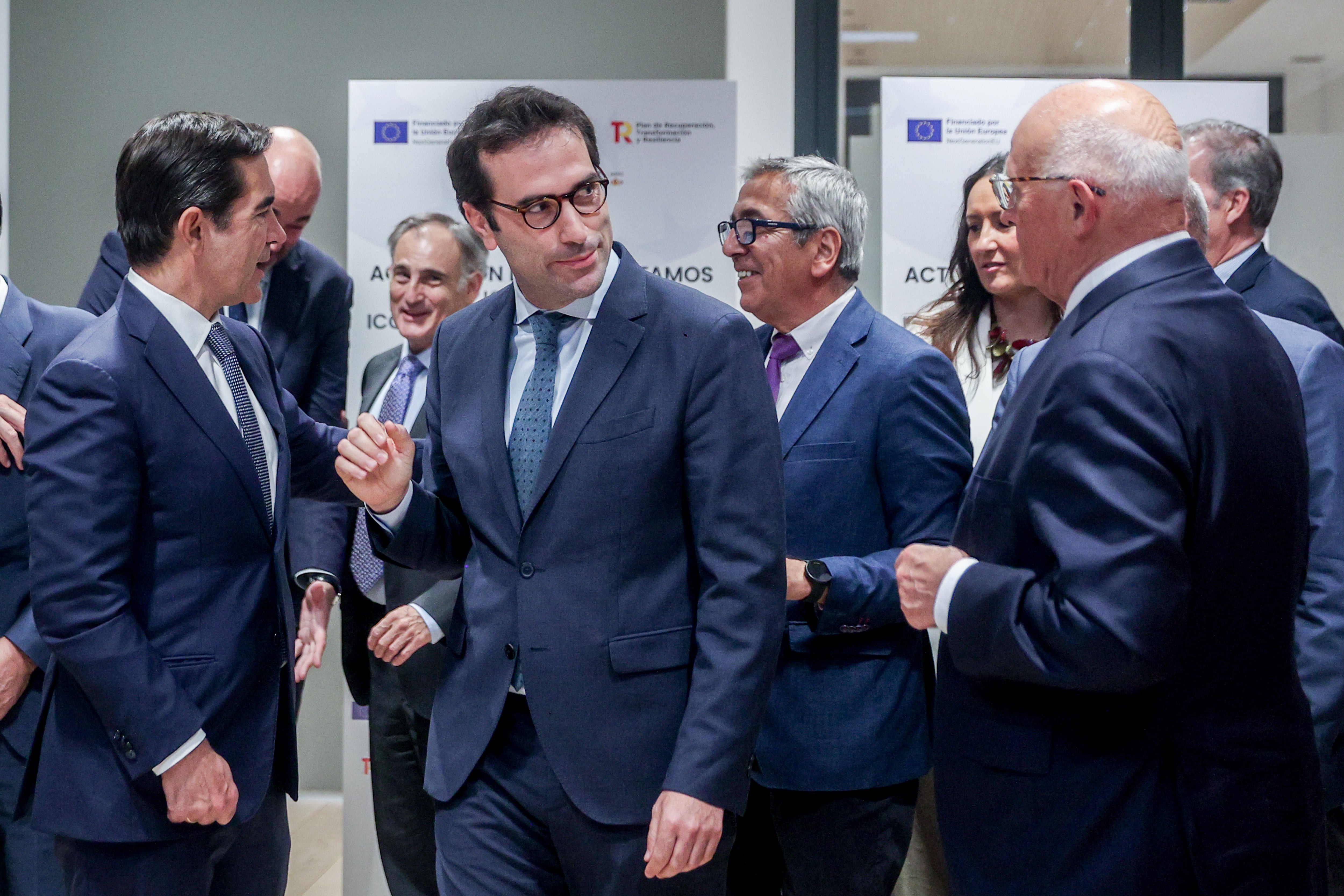 El presidente del BBVA, Carlos Torres; el ministro de Economía, Carlos Cuerpo, y el presidente del Sabadell, Josep Oliu