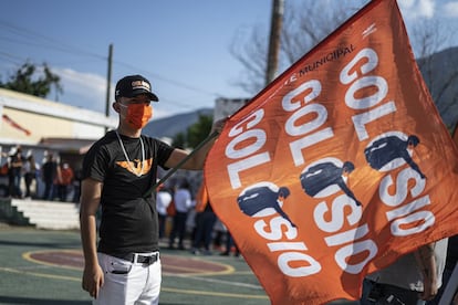 Un simpatizante del candidato a la alcaldía de Monterrey Luis Donaldo Colosio, por el partido Movimiento Ciudadano, participa en el cierre de campaña en la colonia Valle Verde en Monterrey.
