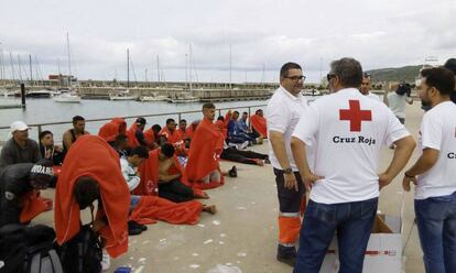 Personal de Cruz Roja atiende en el puerto de Barbate (C&aacute;diz) a 45 personas rescatadas la pasada semana en el mar.