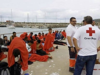 Personal de Cruz Roja atiende en el puerto de Barbate (C&aacute;diz) a 45 personas rescatadas la pasada semana en el mar.