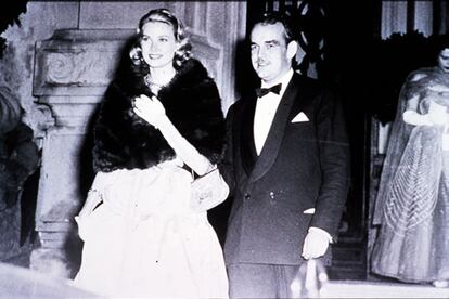 Grace Kelly y el príncipe Rainiero de Mónaco, en una escena del documental "Grandes romances del siglo XX".