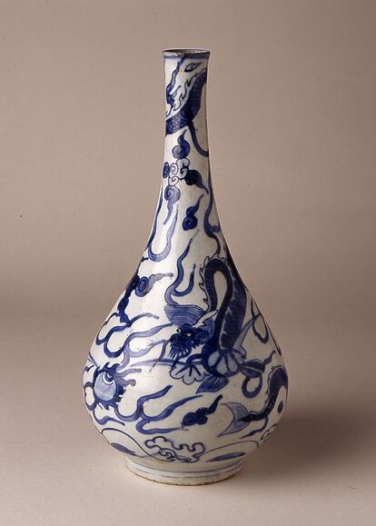 Botella globular tipo jiangxi. China, fines del siglo XVI. Porcelana decorada bajo vidriado con óxido de cobalto. 30 x 8,9 cm. Comunidad de Madrid, depositada en el Museo Naval, Madrid