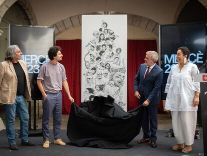 Xavier Marcé, Chamo San, Jaume Collboni y Najat el Hachmi durante la presentación del cartel de las fiestas de la Mercè, en Barcleona.