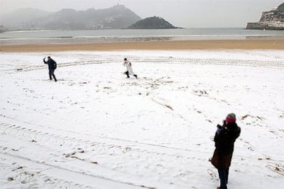 La playa de la Concha de San Sebastián, cubierta de nieve esta mañana.