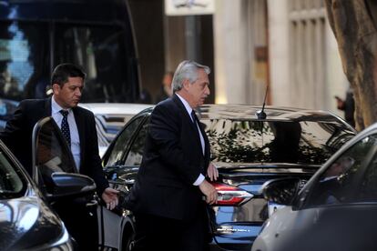 El presidente de Argentina, Alberto Fernández, a su llegada al domicilio de la vicepresidenta.