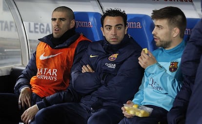 Valdés, Xavi y Piqué, en el banquillo.