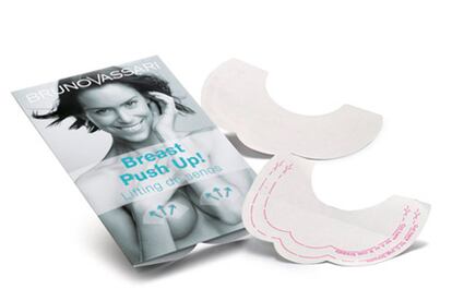 No es una solución duradera pero sí instantánea y muy efectiva. Es el Breast Push Up! de Bruno Vassari, un adhesivo hipoalergénico que se coloca debajo del pecho y lo eleva hasta 15 centímetros. Ideal para llevar, además, con prendas con la espalda al aire o amplios escotes con los que no queda demasiado bien lucir el sujetador. Es resistente a la humedad y al calor y no tiene contraindicaciones.