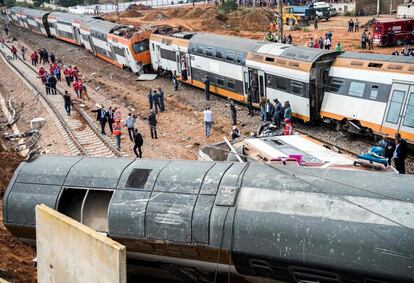 Lugar donde ha descarrilado el tren, a la altura de la ciudad de Bourkandel, entre Rabat y el puerto de Kenitra.  