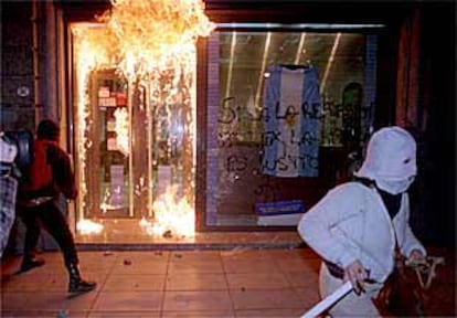 Manifestantes en Buenos Aires arrojan un <i>cóctel mólotov</i> contra una oficina del BBVA Banco Francés.