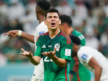 Hirving Lozano, seleccionado mexicano, reacciona durante el partido contra Arabia Saudí, en Qatar.