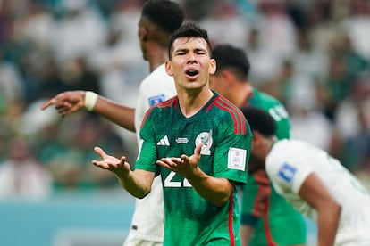 Hirving Lozano, seleccionado mexicano, reacciona durante el partido contra Arabia Saudí, en Qatar.