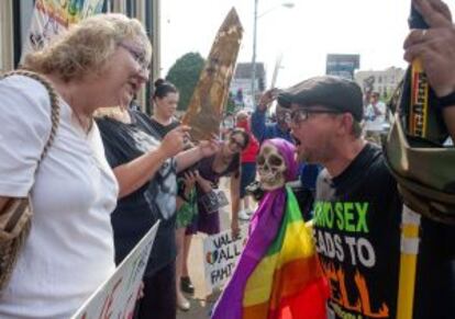 Protestos a favor e e contra a prisão de Davis em frente ao tribunal em Kentucky.