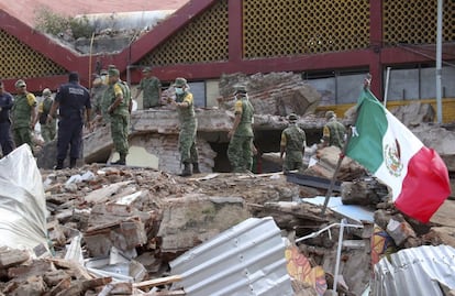 Soldados buscan entre los escombros de un edificio en Juchitán, Oaxaca.