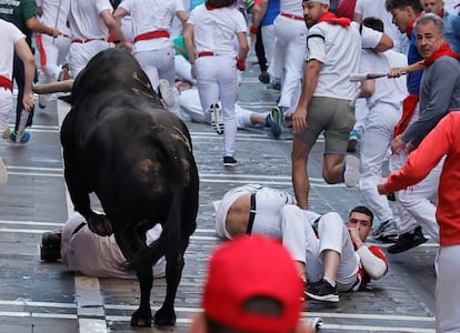 Un toro rezagado ha alargado este viernes, cuando Pamplona conmemora el Día de Bayona y de las Ciudades Hermanas, el segundo encierro de los Sanfermines a 3 minutos y 10 segundos.
