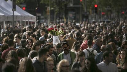 El passeig de Gràcia, una de les zones més denses durant la diada de Sant Jordi.