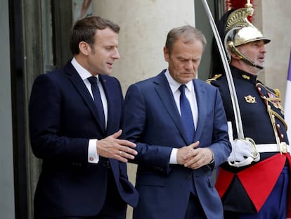 Emmanuel Macron charla con el presidente del Consejo Europeo, Donald Tusk, este lunes en el Elíseo.