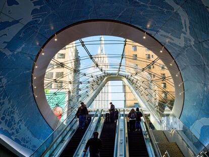 En los albores del siglo XX, cuando se inauguró, la estación de Pensilvania de <a href="https://elviajero.elpais.com/tag/nueva_york/a" target="_blank">Nueva York</a> fue considerada una obra maestra de la arquitectura Beaux Arts. La majestuosidad de su mármol rosáceo la convirtió en un icono de la ciudad durante los más de 50 años que estuvo en funcionamiento. El declive del ferrocarril provocó su demolición en 1963 para dar cabida al Madison Square Garden y a una estación subterránea mucho más modesta. Medio siglo después, y ante el creciente flujo de pasajeros (medio millón de personas lo transitan a diario), este intercambiador de metro y trenes interurbanos ha sido reformado con el propósito de “evocar la grandeza de la Penn Station original”, ha explicado el estudio SOM, responsable del proyecto. Enclavado en el corazón de Manhattan, el Moynihan Train Hall, abierto desde el 1 de enero, recupera el espacio que ocupaba la antigua estación, el edificio de correos James A. Farley: 45.000 metros cuadrados acristalados de corredores y salas de espera que merecen por sí solos una visita.