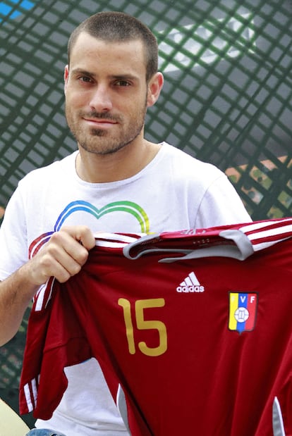 El jugador del Celta, Tuñez, posa con la camiseta de Venezuela con la que debutó la pasada semana.