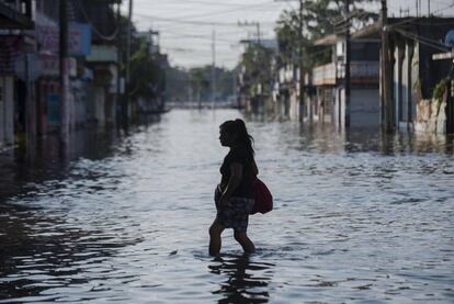 La ciudad de Minatitlán (Veracruz) permanece inundada debido a las tormentas causadas por el paso del huracán.