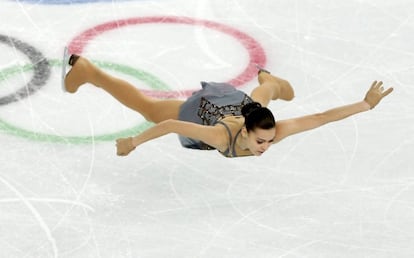 Sotnikova salta durante su presentaci&oacute;n.