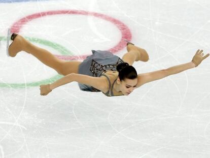 Sotnikova salta durante su presentaci&oacute;n.