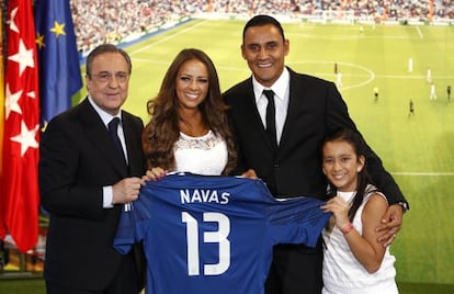 Keylor Navas posa con la camiseta del Madrid junto a su mujer, su hija y Florentino P&eacute;rez.