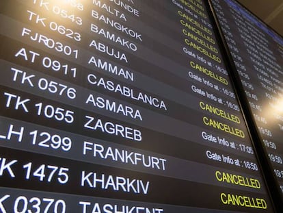 Panel informativo con vuelos cancelados en el aeropuerto de Estambul, el 21 de marzo de 2020, unos días después de estallar la pandemia.