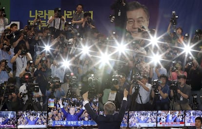 El candidato a presidente de Corea del Sur, Moon Jae-in, del partido democrático, saluda al público y a los medios frente a la Asamblea Nacional en Seúl, el 9 de mayo de 2017.