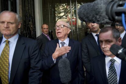 Rupert Murdoch, tras hablar con familiares de la chica asesinada cuyo móvil fue espiado.