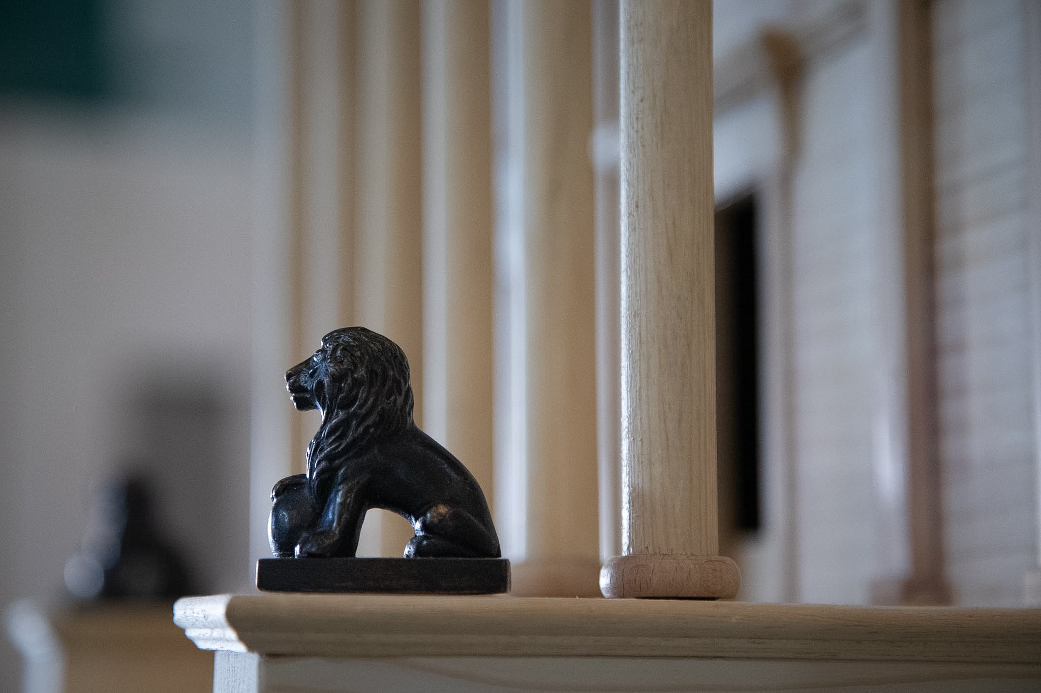 Detalle de la maqueta, con la réplica de uno de los leones que flanquean la escalinata del Congreso.