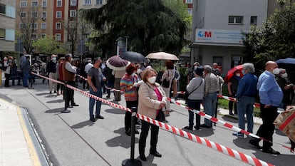 Cola de vacunación contra la covid-19 en el hospital Gregorio Marañón.