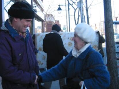 Ignatieff saluda a una vecina en Etobicoke (Toronto) durante la campa&ntilde;a electoral de 2006