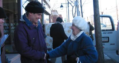 Ignatieff saluda a una vecina en Etobicoke (Toronto) durante la campa&ntilde;a electoral de 2006