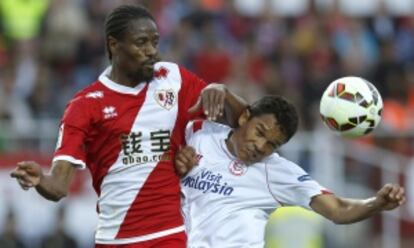 Ba, del Rayo, y Bacca, del Sevilla, disputan un balón aéreo.